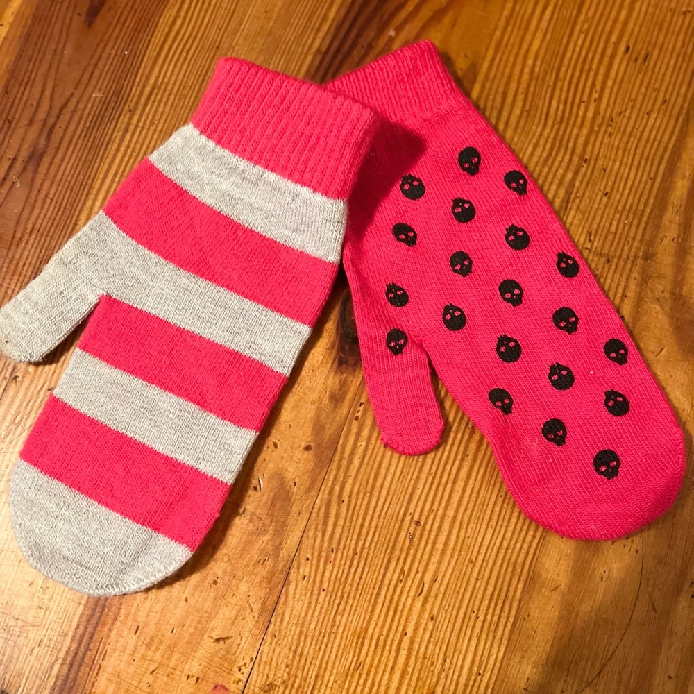 H&M MisMatched Mitten’s Set
